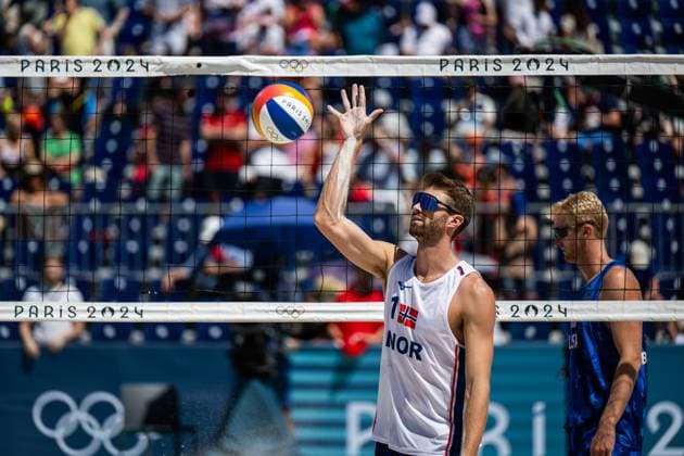 240805 Anders Mol of Norway warms up ahead of men s round of 16 Beach volleyball, Beachvolleyball match between Norway and USA during day 10 of the Paris 2024 Olympic Games, Olympische Spiele, Olympia, OS on August 5, 2024 in Paris. Photo: Jon Olav Nesvold BILDBYRAN COP 217 JE0097 beachvolleyboll beach volleyball sandvolleyball paris 2024 olympics day 10 bbeng norge norway usa Copyright: JONxOLAVxNESVOLD BB240805JE060