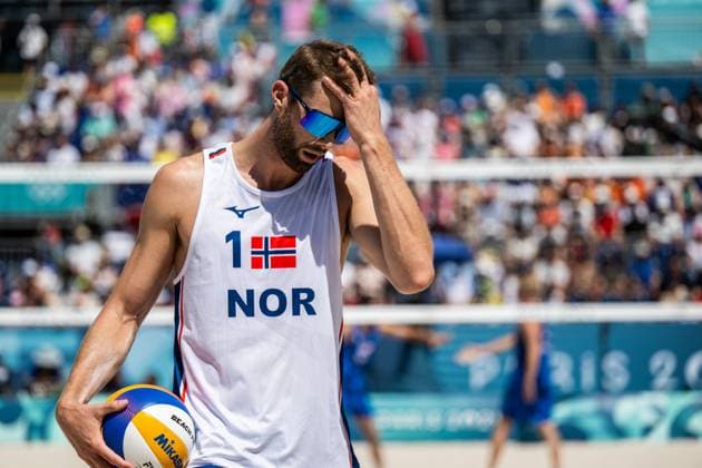 240805 Anders Mol of Norway in men s round of 16 Beach volleyball, Beachvolleyball match between Norway and USA during day 10 of the Paris 2024 Olympic Games, Olympische Spiele, Olympia, OS on August 5, 2024 in Paris. Photo: Jon Olav Nesvold BILDBYRAN COP 217 JE0097 beachvolleyboll beach volleyball sandvolleyball paris 2024 olympics day 10 bbeng Copyright: JONxOLAVxNESVOLD BB240805JE064