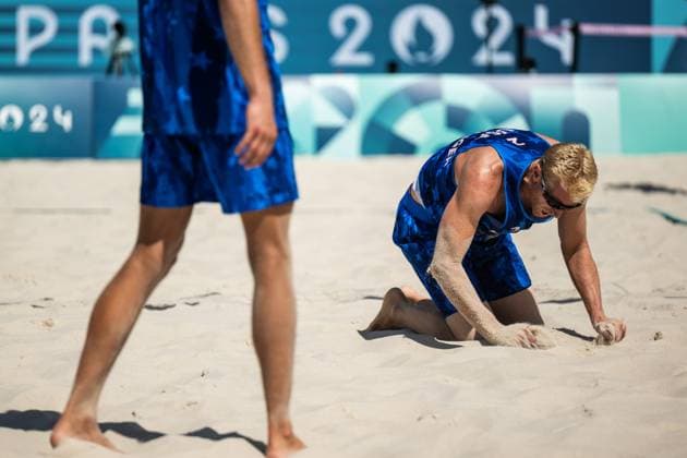 240805 Chase Budinger of USA looks dejected in men s round of 16 Beach volleyball, Beachvolleyball match between Norway and USA during day 10 of the Paris 2024 Olympic Games, Olympische Spiele, Olympia, OS on August 5, 2024 in Paris. Photo: Jon Olav Nesvold BILDBYRAN COP 217 JE0097 beachvolleyboll beach volleyball sandvolleyball paris 2024 olympics day 10 bbeng depp Copyright: JONxOLAVxNESVOLD BB240805JE069