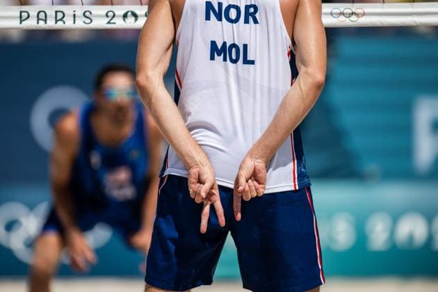 240805 Anders Mol of Norway in men s round of 16 Beach volleyball, Beachvolleyball match between Norway and USA during day 10 of the Paris 2024 Olympic Games, Olympische Spiele, Olympia, OS on August 5, 2024 in Paris. Photo: Jon Olav Nesvold BILDBYRAN COP 217 JE0097 beachvolleyboll beach volleyball sandvolleyball paris 2024 olympics day 10 bbeng Copyright: JONxOLAVxNESVOLD BB240805JE074