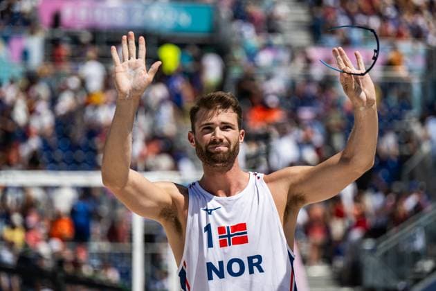 240805 Anders Mol of Norway in men s round of 16 Beach volleyball, Beachvolleyball match between Norway and USA during day 10 of the Paris 2024 Olympic Games, Olympische Spiele, Olympia, OS on August 5, 2024 in Paris. Photo: Jon Olav Nesvold BILDBYRAN COP 217 JE0097 beachvolleyboll beach volleyball sandvolleyball paris 2024 olympics day 10 bbeng Copyright: JONxOLAVxNESVOLD BB240805JE076