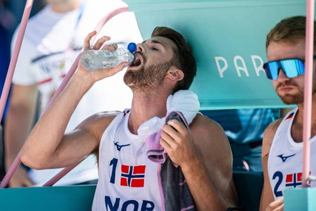 240805 Anders Mol of Norway drinks water in men s round of 16 Beach volleyball, Beachvolleyball match between Norway and USA during day 10 of the Paris 2024 Olympic Games, Olympische Spiele, Olympia, OS on August 5, 2024 in Paris. Photo: Jon Olav Nesvold BILDBYRAN COP 217 JE0097 beachvolleyboll beach volleyball sandvolleyball paris 2024 olympics day 10 bbeng Copyright: JONxOLAVxNESVOLD BB240805JE078