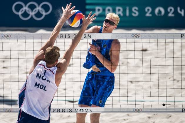 240805 Anders Mol of Norway and Chase Budinger of USA in men s round of 16 Beach volleyball, Beachvolleyball match between Norway and USA during day 10 of the Paris 2024 Olympic Games, Olympische Spiele, Olympia, OS on August 5, 2024 in Paris. Photo: Jon Olav Nesvold BILDBYRAN COP 217 JE0097 beachvolleyboll beach volleyball sandvolleyball paris 2024 olympics day 10 bbeng Copyright: JONxOLAVxNESVOLD BB240805JE084