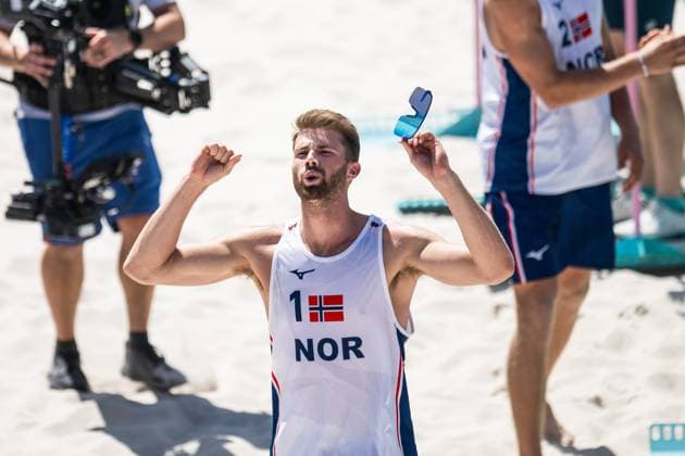 240805 Anders Mol of Norway celebrates after men s round of 16 Beach volleyball, Beachvolleyball match between Norway and USA during day 10 of the Paris 2024 Olympic Games, Olympische Spiele, Olympia, OS on August 5, 2024 in Paris. Photo: Jon Olav Nesvold BILDBYRAN COP 217 JE0097 beachvolleyboll beach volleyball sandvolleyball paris 2024 olympics day 10 bbeng jubel Copyright: JONxOLAVxNESVOLD BB240805JE085