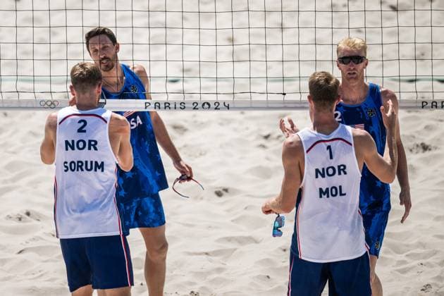 240805 Anders Mol and Christian Sorum of Norway with Chase Budinger and Miles Evans of USA in men s round of 16 Beach volleyball, Beachvolleyball match between Norway and USA during day 10 of the Paris 2024 Olympic Games, Olympische Spiele, Olympia, OS on August 5, 2024 in Paris. Photo: Jon Olav Nesvold BILDBYRAN COP 217 JE0097 beachvolleyboll beach volleyball sandvolleyball paris 2024 olympics day 10 bbeng Copyright: JONxOLAVxNESVOLD BB240805JE086