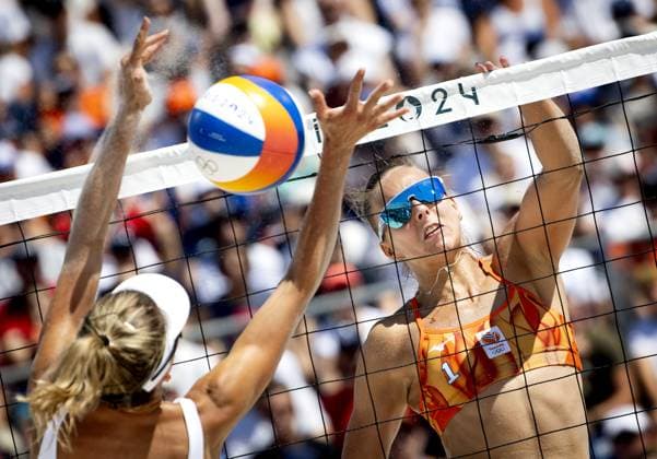 PARIS - Katja Stam in action against Tania Moreno during the eighth final of Beach volleyball, Beachvolleyball between the Netherlands and Spain at the Olympic Games, Olympische Spiele, Olympia, OS ANP KOEN VAN WEEL xVIxANPxSportx xxANPxIVx 505214075 originalFilename: 505214075.jpg