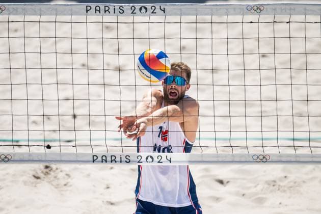 240805 Anders Mol of Norway in men s round of 16 Beach volleyball, Beachvolleyball match between Norway and USA during day 10 of the Paris 2024 Olympic Games, Olympische Spiele, Olympia, OS on August 5, 2024 in Paris. Photo: Jon Olav Nesvold BILDBYRAN COP 217 JE0097 beachvolleyboll beach volleyball sandvolleyball paris 2024 olympics day 10 bbeng Copyright: JONxOLAVxNESVOLD BB240805JE087