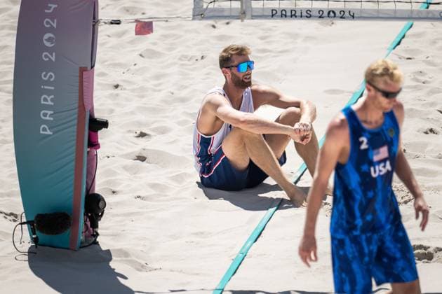 240805 Anders Mol of Norway looks dejected in men s round of 16 Beach volleyball, Beachvolleyball match between Norway and USA during day 10 of the Paris 2024 Olympic Games, Olympische Spiele, Olympia, OS on August 5, 2024 in Paris. Photo: Jon Olav Nesvold BILDBYRAN COP 217 JE0097 beachvolleyboll beach volleyball sandvolleyball paris 2024 olympics day 10 bbeng depp Copyright: JONxOLAVxNESVOLD BB240805JE091