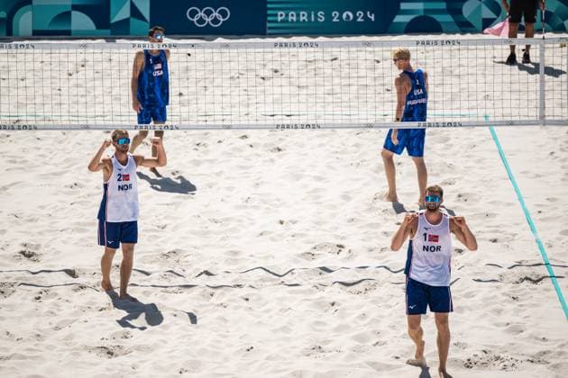 240805 Christian Sorum and Anders Mol of Norway celebrate after men s round of 16 Beach volleyball, Beachvolleyball match between Norway and USA during day 10 of the Paris 2024 Olympic Games, Olympische Spiele, Olympia, OS on August 5, 2024 in Paris. Photo: Jon Olav Nesvold BILDBYRAN COP 217 JE0097 beachvolleyboll beach volleyball sandvolleyball paris 2024 olympics day 10 bbeng jubel Copyright: JONxOLAVxNESVOLD BB240805JE092