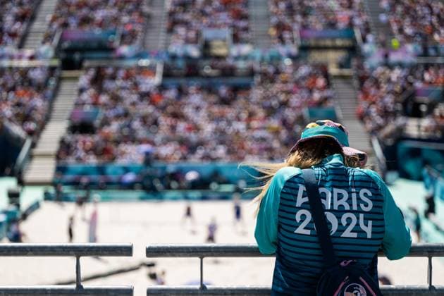 240805 A volunteer at men s round of 16 Beach volleyball, Beachvolleyball match between Norway and USA during day 10 of the Paris 2024 Olympic Games, Olympische Spiele, Olympia, OS on August 5, 2024 in Paris. Photo: Jon Olav Nesvold BILDBYRAN COP 217 JE0097 beachvolleyboll beach volleyball sandvolleyball paris 2024 olympics day 10 bbeng volontär Copyright: JONxOLAVxNESVOLD BB240805JE093
