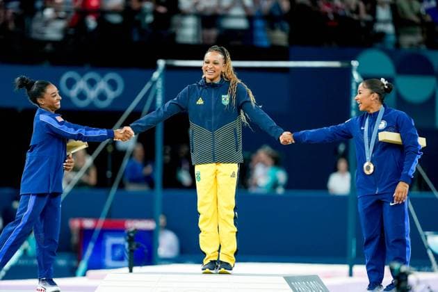 Bilder des Jahres 2024, Sport 08 August Sport Themen der Woche KW32 Sport Bilder des Tages PARIS, FRANCE - AUGUST 5: Silver medalist Simone Biles of United States and bronze medalist Jordan Chiles of the United States celebrate gold medalist Rebeca Andrade of Brazil during the medal ceremony after the Women s Floor Exercise Final on day ten of the Olympic Games, Olympische Spiele, Olympia, OS Paris 2024 at Bercy Arena on August 5, 2024 in Paris, France. Paris Bercy Arena France *** PARIS, FRANCE AUGUST 5 Silver medalist Simone Biles of United States and bronze medalist Jordan Chiles of the United States celebrate gold medalist Rebeca Andrade of Brazil during the medal ceremony after the Women s Floor Exercise Final on day ten of the Olympic Games Paris 2024 at Bercy Arena on August 5, 2024 in Paris, France Paris Bercy Arena France Copyright: xJustPictures.ch DanielaxPorcellix jp-en-EuSpIm-20240805-_DP15291