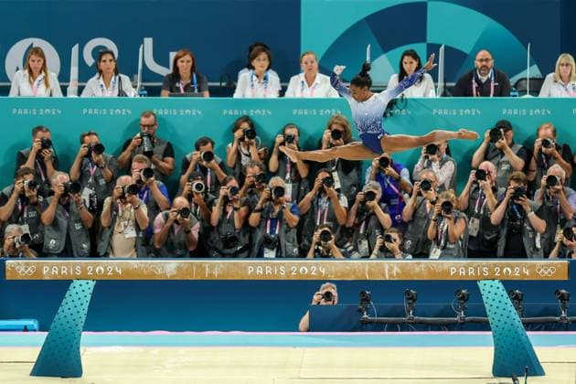 Bilder des Jahres 2024, Sport 08 August Sport Themen der Woche KW32 Simone Biles of Team USA falls on the balance beam on Day Ten of the Paris 2024 Olympic Games, Olympische Spiele, Olympia, OS Paris 2024 Olympic Games, Day Ten, Paris, France - 05 Aug 2024  Copyright: xRyanxBrowne Shutterstockx 14621019ap