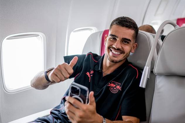 Leipzigs Andre Silva. Abreise RB Leipzig ins Trainingslager in die USA am 28. Juli 2024. Flughafen Halle-Leipzig, Leipzig. US-Tour RB Leipzig - Abreise