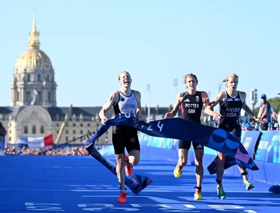 Sport Themen der Woche KW32 Sport Bilder des Tages (240805) -- PARIS, Aug. 5, 2024 -- Laura Lindemann (L) of Germany crosses the finish line during the mixed relay triathlon at the Paris 2024 Olympic Games, Olympische Spiele, Olympia, OS in Paris, France, on Aug. 5, 2024. ) (PARIS2024)FRANCE-PARIS-OLY-TRIATHLON HexCanling 