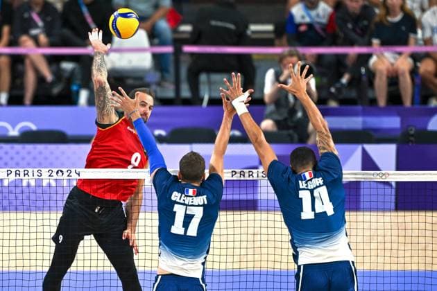 Sport Bilder des Tages Olympische Spiele (Volleyball: GER vs FRA); Paris 05.08.2024 Paris 2024, Olympia, Volleyball, South Paris Arena, Männer, Viertelfinale, Deutschland (in Rot), gegen Frankreich (in Blau); Georg Gyorgy Grozer gegen 17 Trevor Clevenot und 14 Nicolas le Goff, Copyright: xBEAUTIFULxSPORTS TomxBlochx