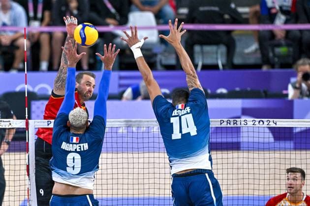 Olympische Spiele (Volleyball: GER vs FRA); Paris 05.08.2024 Paris 2024, Olympia, Volleyball, South Paris Arena, Männer, Viertelfinale, Deutschland (in Rot), gegen Frankreich (in Blau); Georg Gyorgy Grozer gegen 9 Earvin Ngapeth und 14 Nicolas le Goff, Copyright: xBEAUTIFULxSPORTS TomxBlochx
