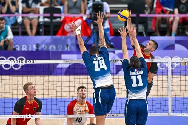Olympische Spiele (Volleyball: GER vs FRA); Paris 05.08.2024 Paris 2024, Olympia, Volleyball, South Paris Arena, Männer, Viertelfinale, Deutschland (in Rot), gegen Frankreich (in Blau); Moritz Reichert im Angriff gegen 11 Antoine Brizard und 14 Nicolas le Goff, Copyright: xBEAUTIFULxSPORTS TomxBlochx
