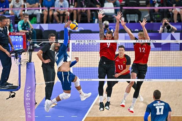 Olympische Spiele (Volleyball: GER vs FRA); Paris 05.08.2024 Paris 2024, Olympia, Volleyball, South Paris Arena, Männer, Viertelfinale, Deutschland (in Rot), gegen Frankreich (in Blau); Earvin Ngapeth im Angriff gegen Georg Gyorgy Grozer und 12 Anton Brehme, Copyright: xBEAUTIFULxSPORTS TomxBlochx