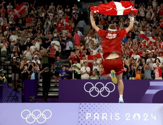 Sport Themen der Woche KW32 Sport Bilder des Tages (240805) -- PARIS, Aug. 5, 2024 -- Viktor Axelsen of Denmark celebrates after the badminton men s singles gold medal match between Kunlavut Vitidsarn of Thailand and Viktor Axelsen of Denmark at the Paris 2024 Olympic Games, Olympische Spiele, Olympia, OS in Paris, France, on Aug. 5, 2024. ) (PARIS2024)FRANCE-PARIS-OLY-BADMINTON RenxZhenglai 