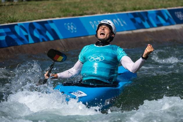 Sport Themen der Woche KW32 Sport Bilder des Tages HEGGE Noah (Deutschland) jubelt im Ziel ueber Platz 3 und die Bronze Medaille, FRA, Olympische Spiele Paris 2024, Kanuslalom, Kajak Cross, 05.08.2024 FRA, Olympische Spiele Paris 2024, Kanuslalom, Kajak Cross, 05.08.2024 Vaires sur Marne *** HEGGE Noah Germany cheers at the finish line for 3rd place and the bronze medal, FRA, Olympic Games Paris 2024, Canoe Slalom, Kayak Cross, 05 08 2024 FRA, Olympic Games Paris 2024, Canoe Slalom, Kayak Cross, 05 08 2024 Vaires sur Marne Copyright: xEibner-Pressefoto Memmlerx EP_MMR