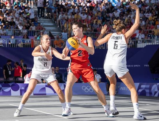 FRA, Paris, Olympischen Spiele Paris 2024, (05.08.2024, 3x3 Basketball Damen Halbfinale Deutschland - Kanada, La Concorde 1) v.li. Svenja Brunckhorst (Deutschland, 21), Katherine Plouffe (Kanada, 2) und Marie Reichert (Deutschland, 6) Copyright: HMBxMedia SteffiexWunderl