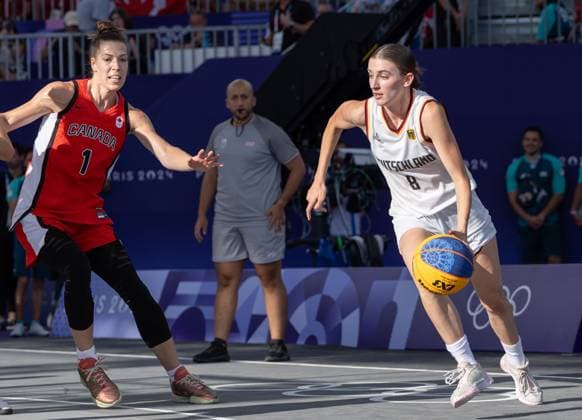 FRA, Paris, Olympischen Spiele Paris 2024, (05.08.2024, 3x3 Basketball Damen Halbfinale Deutschland - Kanada, La Concorde 1) v.li. Michelle Plouffe (Kanada, 1) gegen Elisa Mevius (Deutschland, 8) Copyright: HMBxMedia SteffiexWunderl