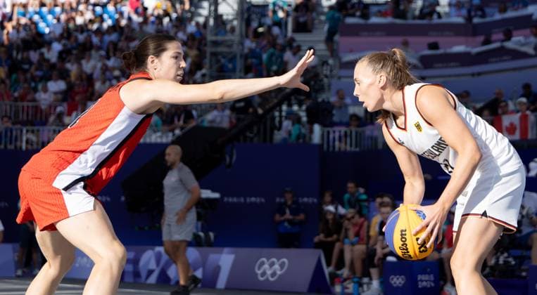 FRA, Paris, Olympischen Spiele Paris 2024, (05.08.2024, 3x3 Basketball Damen Halbfinale Deutschland - Kanada, La Concorde 1) v.li. Katherine Plouffe (Kanada, 2) gegen Svenja Brunckhorst (Deutschland, 21) Copyright: HMBxMedia SteffiexWunderl