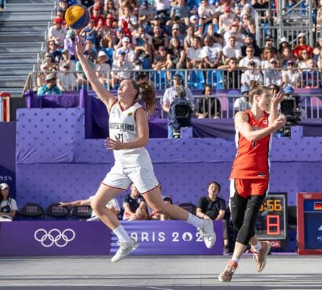 FRA, Paris, Olympischen Spiele Paris 2024, (05.08.2024, 3x3 Basketball Damen Halbfinale Deutschland - Kanada, La Concorde 1) v.li. Svenja Brunckhorst (Deutschland, 21) gegen Michelle Plouffe (Kanada, 1) Copyright: HMBxMedia SteffiexWunderl