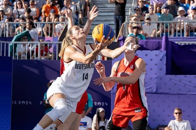 FRA, Paris, Olympischen Spiele Paris 2024, (05.08.2024, 3x3 Basketball Damen Halbfinale Deutschland - Kanada, La Concorde 1) v.li. Paige Crozon (Kanada, 7), Sonja Greinacher (Deutschland, 14) gegen Michelle Plouffe (Kanada, 1) Copyright: HMBxMedia SteffiexWunderl
