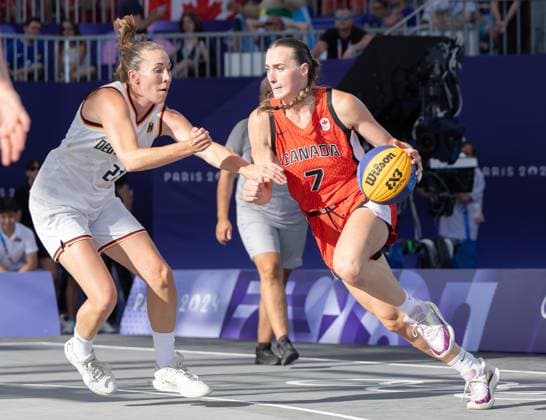 FRA, Paris, Olympischen Spiele Paris 2024, (05.08.2024, 3x3 Basketball Damen Halbfinale Deutschland - Kanada, La Concorde 1) v.li. Svenja Brunckhorst (Deutschland, 21) gegen Paige Crozon (Kanada, 7) Copyright: HMBxMedia SteffiexWunderl