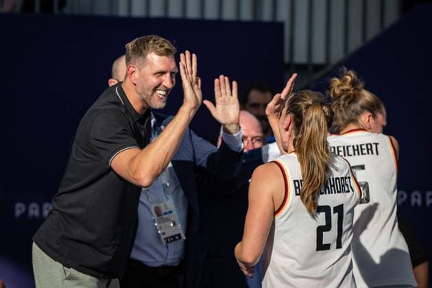 Sport Bilder des Tages Olympische Spiele Paris 2024 Basketball 3x3 Paris 05.08.2024 Halbfinale Frauen Damen Deutschland (GER) - Kanada (CAN) Deutschland gewinnt das Halbfinale mit 16:15 und steht im Finale Jubel Dirk Nowitzki