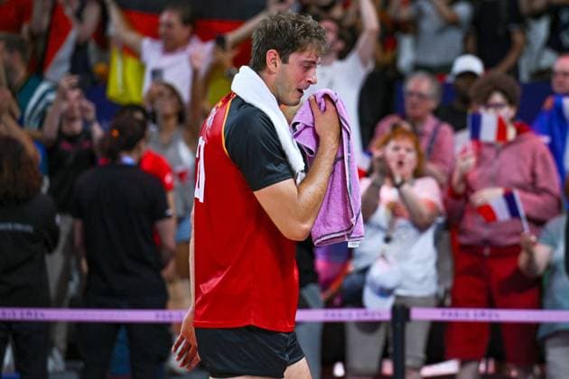 Sport Bilder des Tages Olympische Spiele (Volleyball: GER vs FRA); Paris 05.08.2024 Paris 2024, Olympia, Volleyball, South Paris Arena, Männer, Viertelfinale, Deutschland (in Rot), gegen Frankreich (in Blau); Tobias Krick, Copyright: xBEAUTIFULxSPORTS TomxBlochx