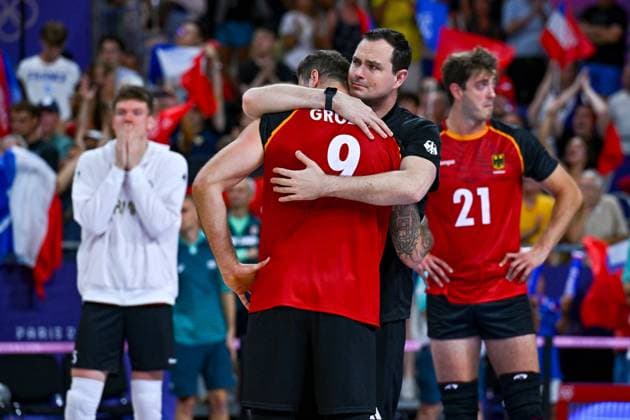 Olympische Spiele (Volleyball: GER vs FRA); Paris 05.08.2024 Paris 2024, Olympia, Volleyball, South Paris Arena, Männer, Viertelfinale, Deutschland (in Rot), gegen Frankreich (in Blau); Co-Trainer Thomas Bob Ranner tröstet Georg Gyorgy Grozer, rechts Tobias Krick, links Lukas Maase, Copyright: xBEAUTIFULxSPORTS TomxBlochx