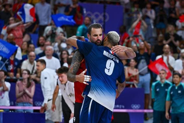 Olympische Spiele (Volleyball: GER vs FRA); Paris 05.08.2024 Paris 2024, Olympia, Volleyball, South Paris Arena, Männer, Viertelfinale, Deutschland (in Rot), gegen Frankreich (in Blau); Earvin Ngapeth tröstet Georg Gyorgy Grozer, Copyright: xBEAUTIFULxSPORTS TomxBlochx