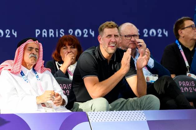 FRA, Olympische Sommerspiele Paris 2024, 3x3 Basketball, Halbfinale Deutschland (GER) vs Canada (CAN) 05.08.2024, La DŽfense Arena, Paris, FRA, Olympische Sommerspiele Paris 2024, 3x3 Basketball, Halbfinale Deutschland (GER) vs Canada (CAN), im Bild Dirk Nowitzki fiebert mit dem Deutschen Team mit das das Finale erreicht