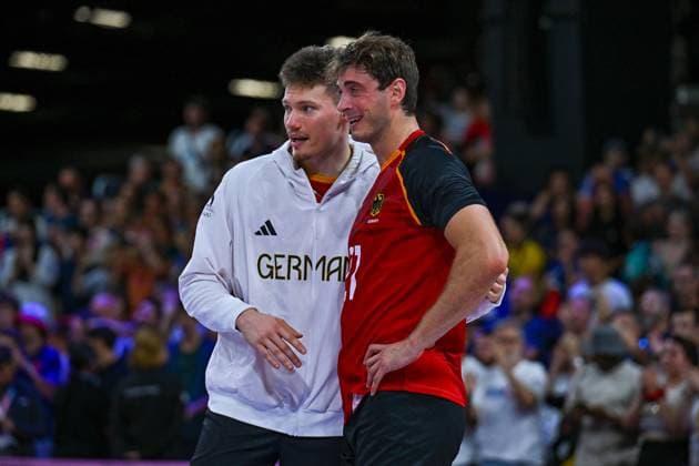 Olympische Spiele (Volleyball: GER vs FRA); Paris 05.08.2024 Paris 2024, Olympia, Volleyball, South Paris Arena, Männer, Viertelfinale, Deutschland (in Rot), gegen Frankreich (in Blau); Lukas Maase, links, mit dem weinenden Tobias Krick Copyright: xBEAUTIFULxSPORTS TomxBlochx
