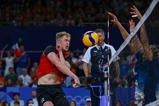 Olympische Spiele (Volleyball: GER vs FRA); Paris 05.08.2024 Paris 2024, Olympia, Volleyball, South Paris Arena, Männer, Viertelfinale, Deutschland (in Rot), gegen Frankreich (in Blau); Anton Brehme bleibt im Block der Franzosen hängen, Copyright: xBEAUTIFULxSPORTS TomxBlochx
