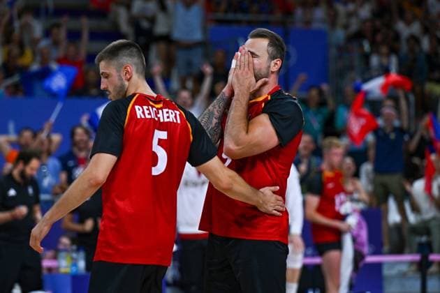 Sport Bilder des Tages Olympische Spiele (Volleyball: GER vs FRA); Paris 05.08.2024 Paris 2024, Olympia, Volleyball, South Paris Arena, Männer, Viertelfinale, Deutschland (in Rot), gegen Frankreich (in Blau); Moritz Reichert links, mit Georg Gyorgy Grozer, Copyright: xBEAUTIFULxSPORTS TomxBlochx