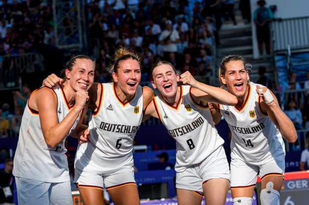 FRA, Olympische Sommerspiele Paris 2024, 3x3 Basketball, Halbfinale Deutschland (GER) vs Canada (CAN) 05.08.2024, La DŽfense Arena, Paris, FRA, Olympische Sommerspiele Paris 2024, 3x3 Basketball, Halbfinale Deutschland (GER) vs Canada (CAN), im Bild Die Deutschen Mädels jubeln nach dem Finaleinzug