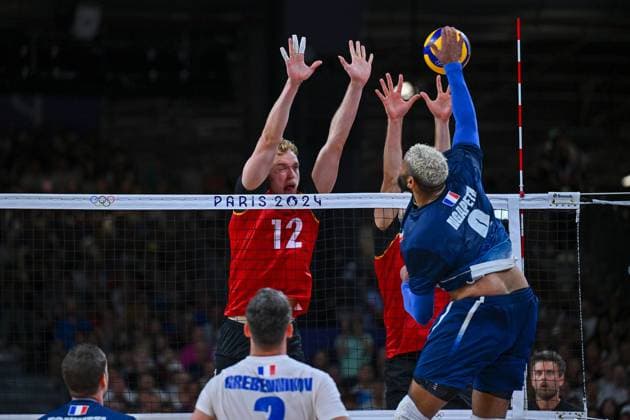 Olympische Spiele (Volleyball: GER vs FRA); Paris 05.08.2024 Paris 2024, Olympia, Volleyball, South Paris Arena, Männer, Viertelfinale, Deutschland (in Rot), gegen Frankreich (in Blau); Earvin Ngapeth im Angriff gegen 12 Anton Brehme,. Copyright: xBEAUTIFULxSPORTS TomxBlochx