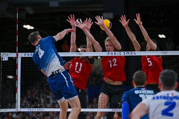 Olympische Spiele (Volleyball: GER vs FRA); Paris 05.08.2024 Paris 2024, Olympia, Volleyball, South Paris Arena, Männer, Viertelfinale, Deutschland (in Rot), gegen Frankreich (in Blau); 4 Jean Patry im Angriff gegen 11 Lukas Kampa, 12 Anton Brehme, 5 Moritz Reichert, Copyright: xBEAUTIFULxSPORTS TomxBlochx