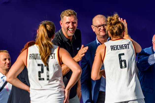 FRA, Olympische Sommerspiele Paris 2024, 3x3 Basketball, Halbfinale Deutschland (GER) vs Canada (CAN) 05.08.2024, La DŽfense Arena, Paris, FRA, Olympische Sommerspiele Paris 2024, 3x3 Basketball, Halbfinale Deutschland (GER) vs Canada (CAN), im Bild Dirk Nowitzki feiert mit BRUNCKHORST Svenja (GER) und REICHERT Marie (GER)