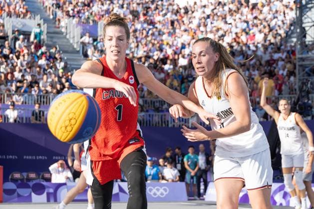 FRA, Paris, Olympischen Spiele Paris 2024, (05.08.2024, 3x3 Basketball Damen Halbfinale Deutschland - Kanada, La Concorde 1) v.li. Michelle Plouffe (Kanada, 1) gegen Svenja Brunckhorst (Deutschland, 21) Copyright: HMBxMedia SteffiexWunderl