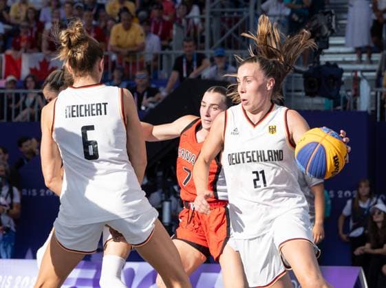 FRA, Paris, Olympischen Spiele Paris 2024, (05.08.2024, 3x3 Basketball Damen Halbfinale Deutschland - Kanada, La Concorde 1) v.li. Marie Reichert (Deutschland, 6), Paige Crozon (Kanada, 7) und Svenja Brunckhorst (Deutschland, 21) Copyright: HMBxMedia SteffiexWunderl