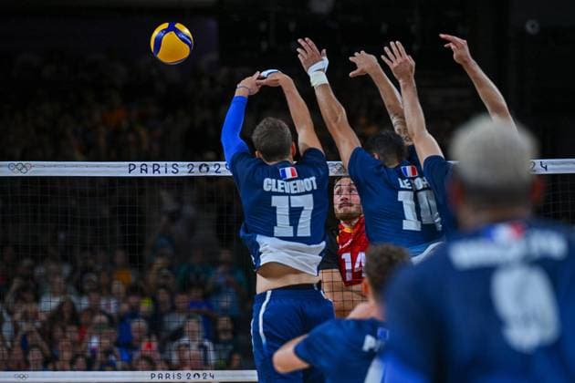 Olympische Spiele (Volleyball: GER vs FRA); Paris 05.08.2024 Paris 2024, Olympia, Volleyball, South Paris Arena, Männer, Viertelfinale, Deutschland (in Rot), gegen Frankreich (in Blau); Moritz Karlitzek schmettert am Dreierblock vorbei, Copyright: xBEAUTIFULxSPORTS TomxBlochx