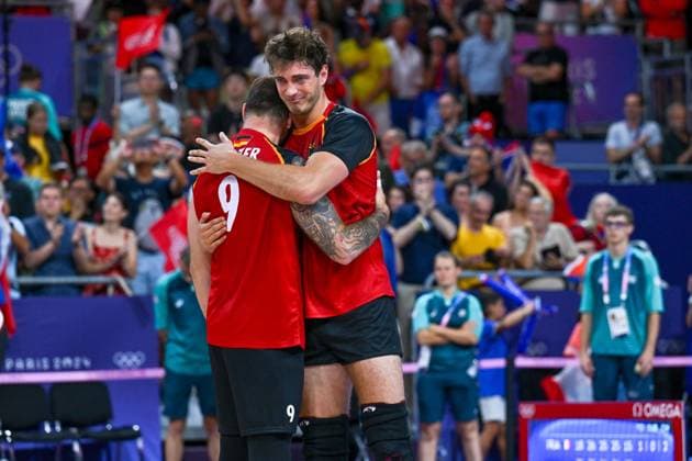 Olympische Spiele (Volleyball: GER vs FRA); Paris 05.08.2024 Paris 2024, Olympia, Volleyball, South Paris Arena, Männer, Viertelfinale, Deutschland (in Rot), gegen Frankreich (in Blau); Georg Gyorgy Grozer und Tobias Krick rechts trösten sich, Copyright: xBEAUTIFULxSPORTS TomxBlochx