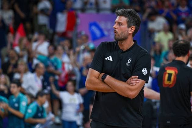 Olympische Spiele (Volleyball: GER vs FRA); Paris 05.08.2024 Paris 2024, Olympia, Volleyball, South Paris Arena, Männer, Viertelfinale, Deutschland (in Rot), gegen Frankreich (in Blau); Trainer GER Mihal Winiarski, Copyright: xBEAUTIFULxSPORTS TomxBlochx