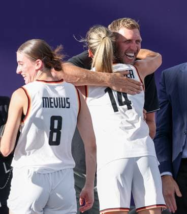 FRA, Paris, Olympischen Spiele Paris 2024, (05.08.2024, 3x3 Basketball Damen Halbfinale Deutschland - Kanada, La Concorde 1) v.li. Elisa Mevius (Deutschland, 8), Sonja Greinacher (Deutschland, 14) und Dirk Nowitzki, Jubel Copyright: HMBxMedia SteffiexWunderl