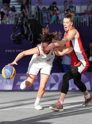 (240805) -- PARIS, Aug. 5, 2024 -- Svenja Brunckhorst (L) of Germany drives during the women s semifinal of 3x3 basketball between Germany and Canada at the Paris 2024 Olympic Games, Olympische Spiele, Olympia, OS in Paris, France, Aug. 5, 2024. ) (PARIS2024) FRANCE-PARIS-OLY-3x3 BASKETBALL MengxYongmin 