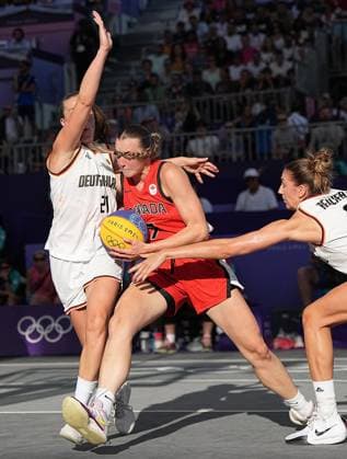 (240805) -- PARIS, Aug. 5, 2024 -- Paige Crozon (C) of Canada drives during the women s semifinal of 3x3 basketball between Germany and Canada at the Paris 2024 Olympic Games, Olympische Spiele, Olympia, OS in Paris, France, Aug. 5, 2024. ) (PARIS2024) FRANCE-PARIS-OLY-3x3 BASKETBALL MengxYongmin 